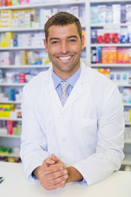 Handsome pharmacist sorrindo para a câmera
