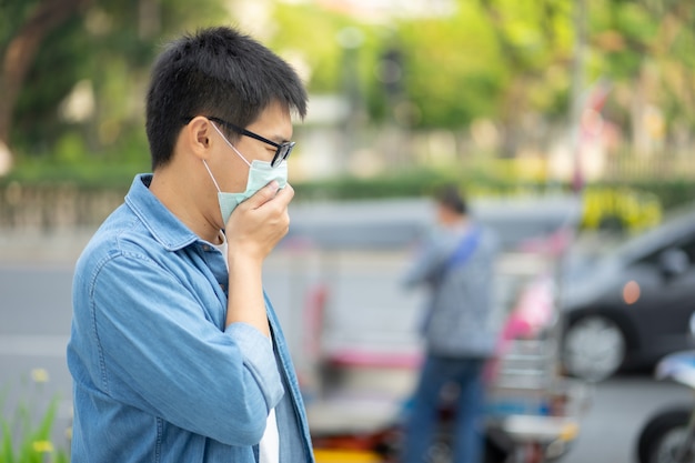 HandsomeMan con máscara facial protege el filtro contra la contaminación del aire (PM2.5) o usa una máscara N95. proteger