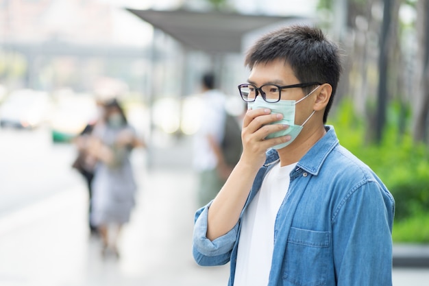 HandsomeMan con máscara facial protege el filtro contra la contaminación del aire (PM2.5) o usa una máscara N95. proteger