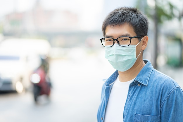 HandsomeMan con máscara facial protege el filtro contra la contaminación del aire (PM2.5) o usa una máscara N95. proteger