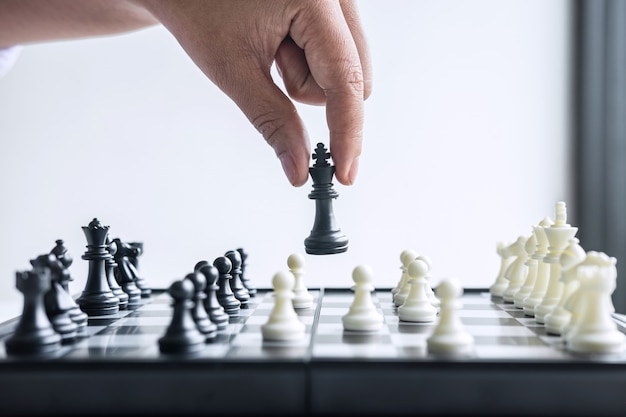 Foto handspielschach mit schwarzen und weißen bauern