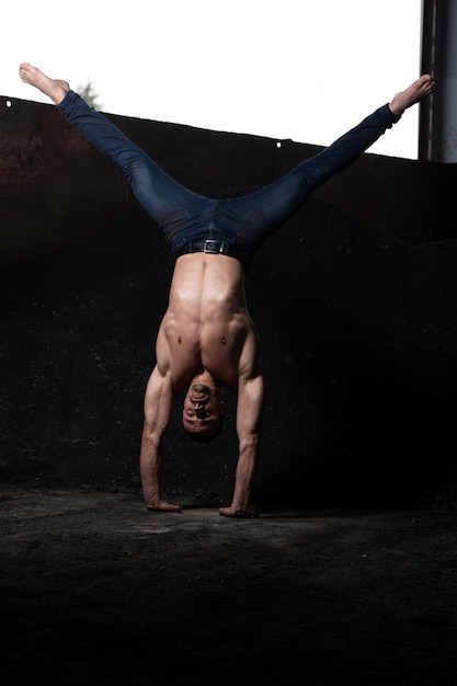 Handstand Pushup Man Workout en el almacén