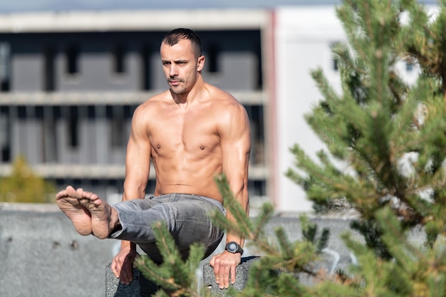 Handstand Pushup Man Workout no Old Rooftop