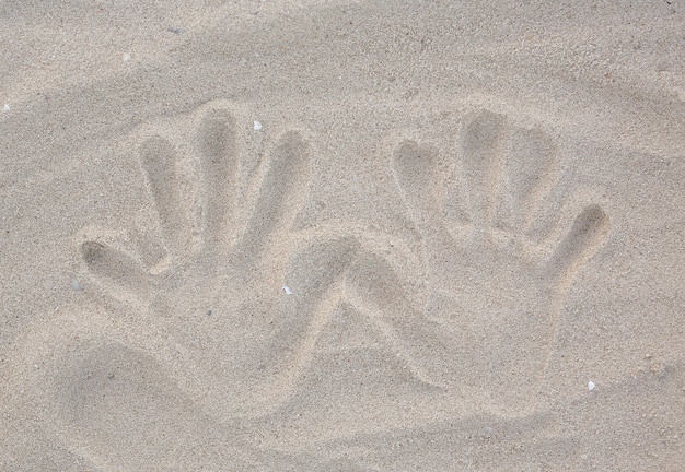 Handstempel auf dem Sand