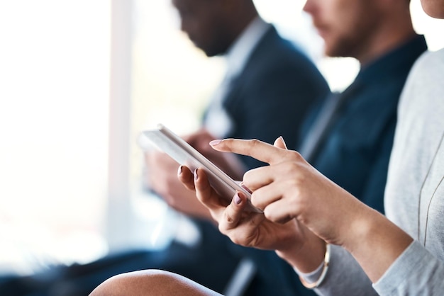 Handtelefon und Geschäftsfrau in einem Meeting oder einer Konferenz, während sie für Notizen oder Kommunikation tippt Unternehmerin im Seminar- oder Workshop-Publikum mit einem Smartphone für Recherchen oder zum Abrufen von E-Mails