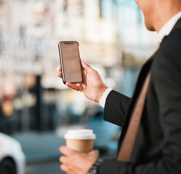 Handtelefon und Standort mit einem Geschäftsmann in der Stadt, der auf seiner morgendlichen Fahrt zur Arbeit eine Karte sucht Mobil-App und Navigation mit einem männlichen Angestellten, der Anweisungen auf einer städtischen Straße folgt