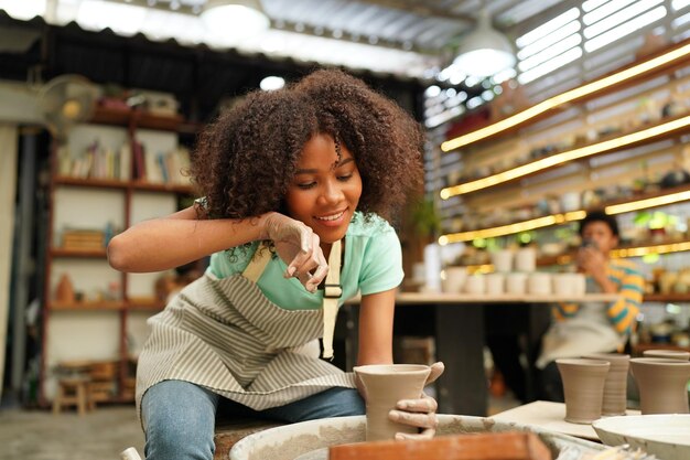 Handtöpfer der jungen Frau, der Tonvase in der Töpferwerkstatt herstellt Geschäftsinhaber