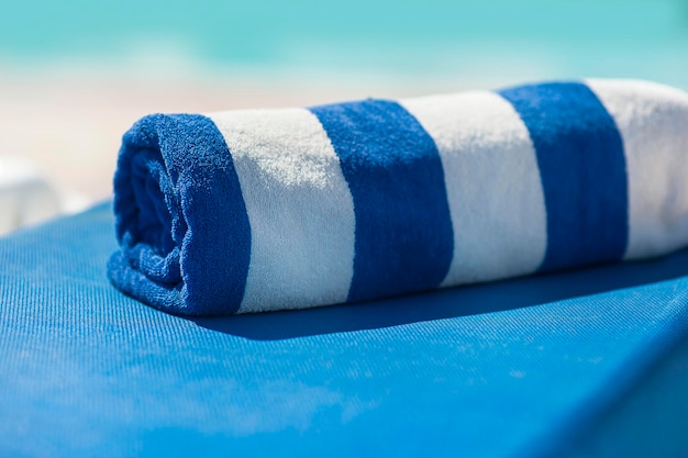 Handtuch auf einer Sonnenliege am Strand