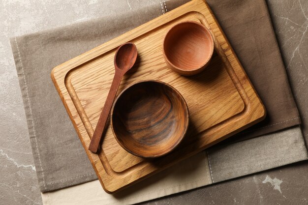 Handtuch mit Holzgeschirr auf grauem Tisch