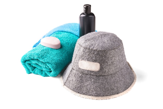 Handtuch, Shampoo und Seife isoliert auf Weiß