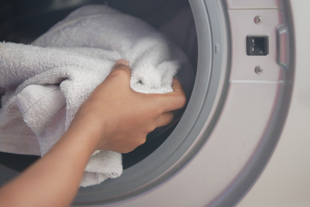 Handtuch und Tücher in die Waschmaschine geben