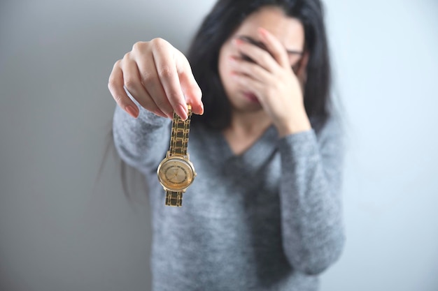 Handuhr der traurigen Frau