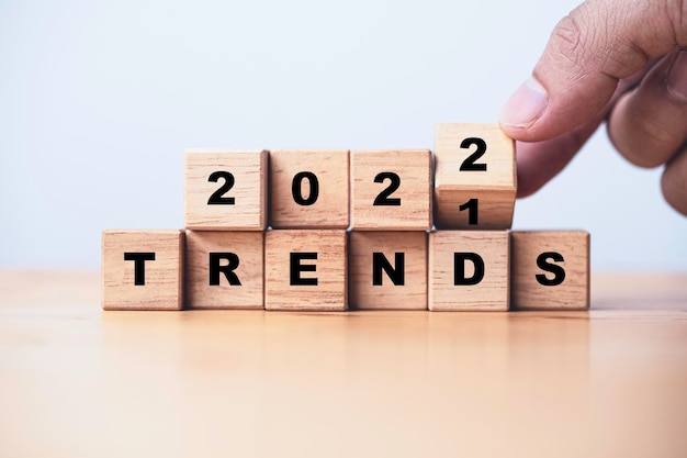 Handumdrehen für den Veränderungstrend von 2021 bis 2022 für Neujahrsgeschäft und Modetrendkonzept.