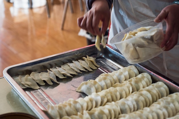 Handverlesene Gelbknödel sortiert gefüllt