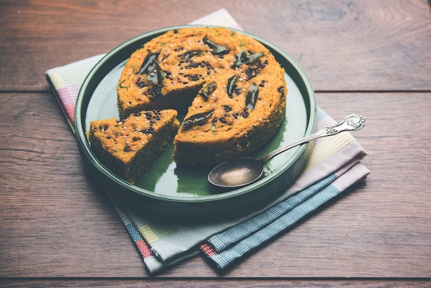 Foto handvo o handwa es un pastel de verduras originario de gujarat, india. enfoque selectivo