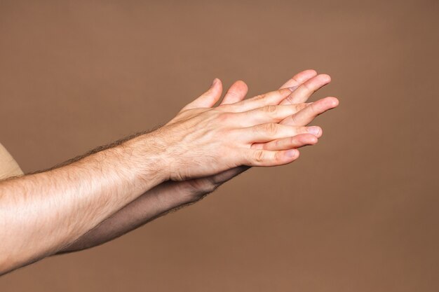 Handwäsche. Mannhände mit Waschhanddesinfektionsgel-Pumpspender zum Schutz von Coronavirus und Bakterien, Gesundheitskonzept. Nahaufnahme.