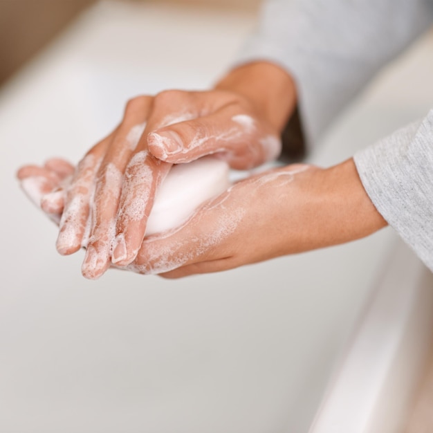 Handwaschen, Seifen, Schaum und Reinigung im Badezimmer auf Keime, Bakterien oder Viren als Routine Hygiene, Gesundheitspflege und Hautpflege Person, um Krankheiten oder Krankheiten zu verhindern Gewohnheit und Wasser für Blasen täglich