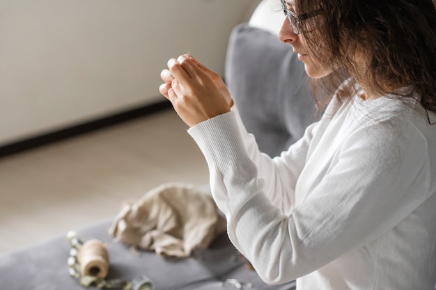 Handwerk ist ein faszinierendes Hobby. Die Person näht Puppen nach Belieben.