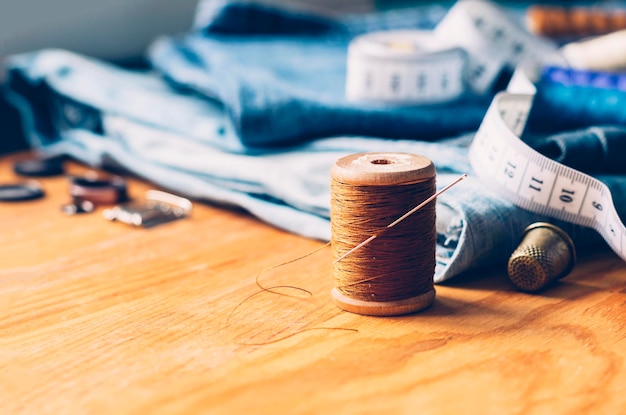 Handwerk Reparatur Schneiderei Nähzubehör Fäden Nahaufnahme Denim Holztisch Horizontaler Rahmen