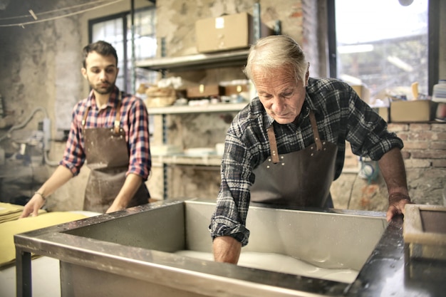 Handwerker arbeiten in ihrer Werkstatt