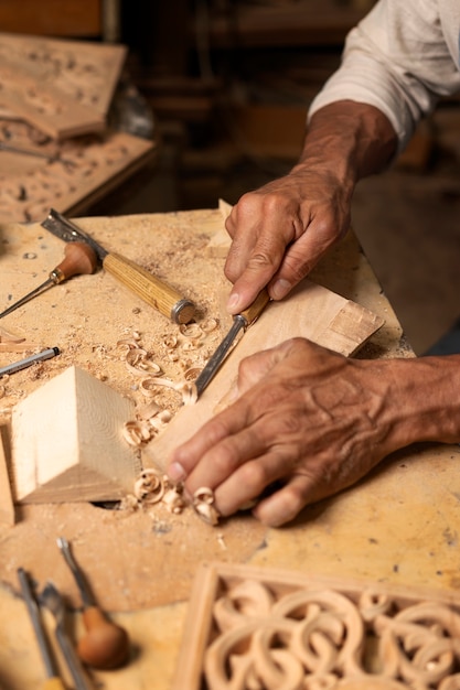 Foto handwerker beim holzfällen