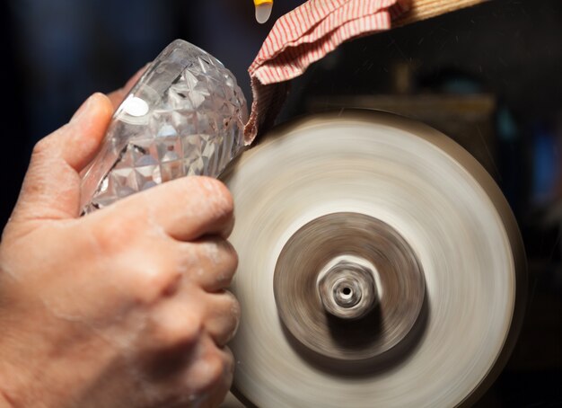 Handwerker beim Schleifen eines Kristallaschenbechers