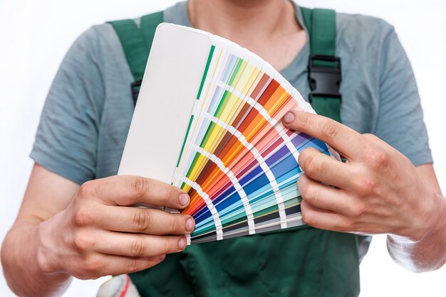 Foto handwerker, der buntes farbfeld lokalisiert zeigt
