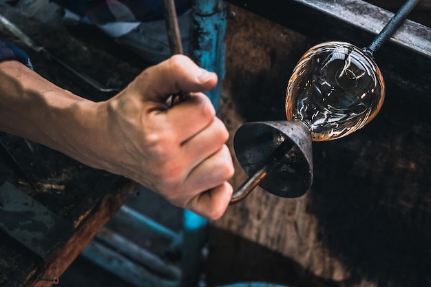 Handwerker, der Glas in der Werkstatt herstellt