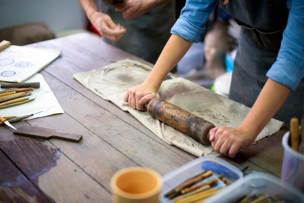 Foto handwerker, der in einem keramischen studio arbeitet