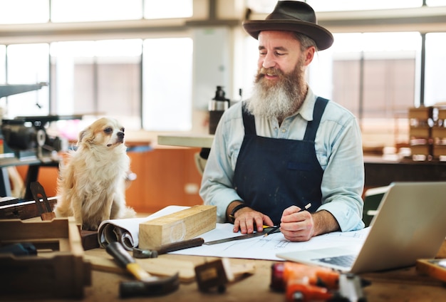 Handwerker, der in einer hölzernen Werkstatt arbeitet