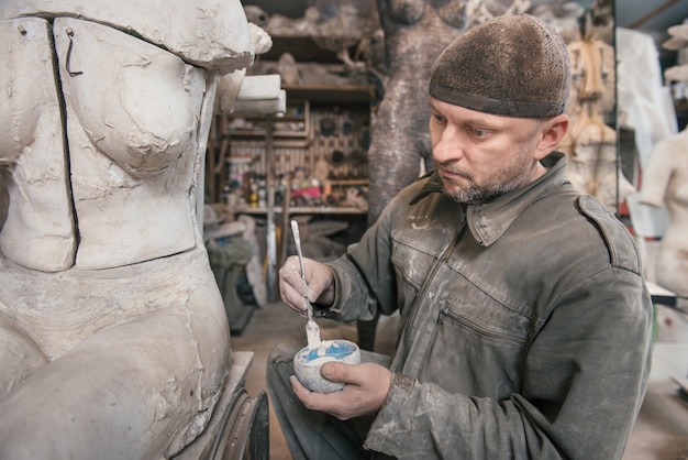 Handwerker, der in seiner Werkstatt arbeitet