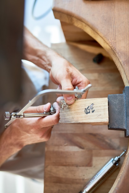 Handwerker, der Metallblume macht