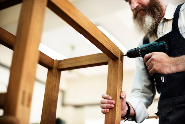 Handwerker, der mit Holz arbeitet