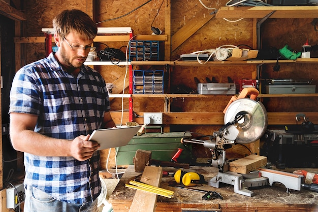 Handwerker, der mit Holz arbeitet