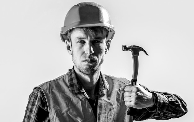 Handwerker Dienstleistungen Industrie Technologie Erbauer Mann Konzept Mann Arbeiter Gebäude Helm Schutzhelm Hammer Hämmern Builder in Helm Hammer