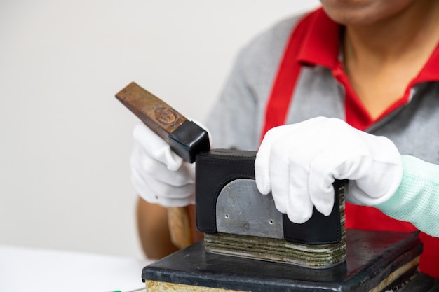 Foto handwerker machen ledertasche