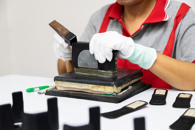 Foto handwerker machen ledertasche