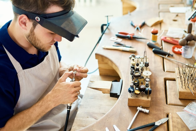 Handwerker machen Ringe in der Werkstatt