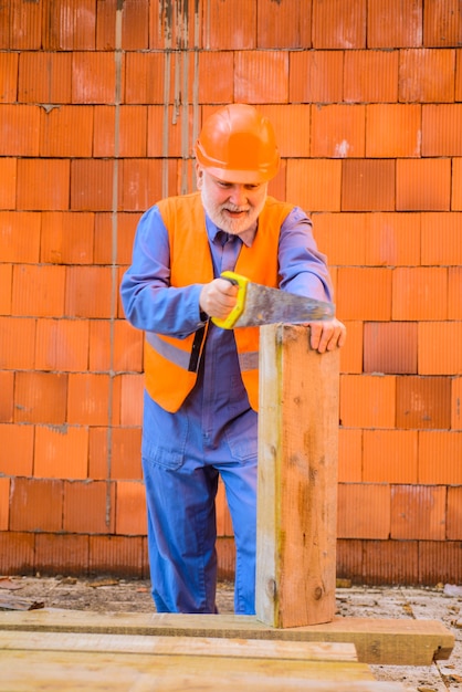 Handwerker mit Handsäge Tischlerarbeit Bauarbeiter Tischler Handwerker mit Säge Bauarbeiter