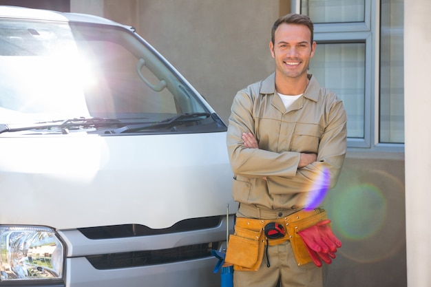 Handwerker mit Werkzeuggürtel um die Taille