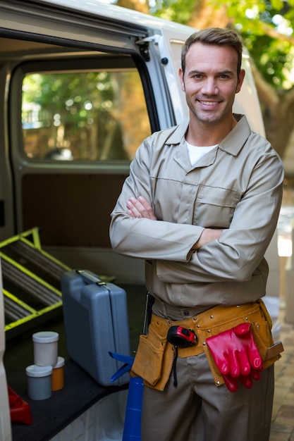 Handwerker mit Werkzeuggürtel um die Taille