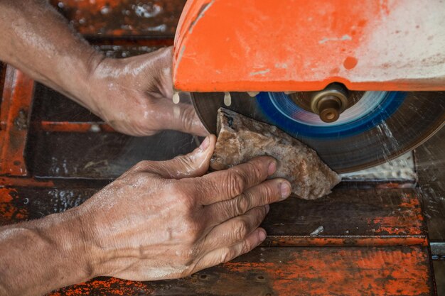 Handwerker schneidet Achat zum späteren Polieren