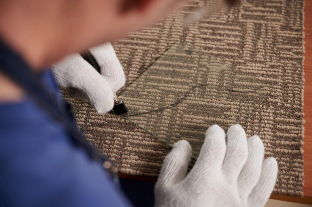 Handwerker schneidet Glasstück