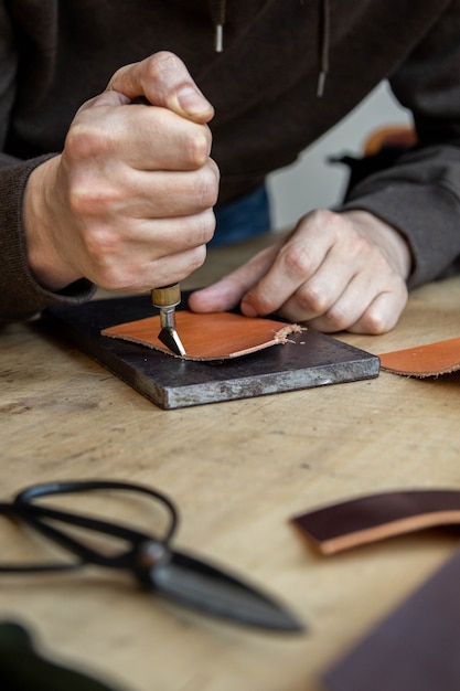 Handwerkermaschinen Rand des Naturmaterials Werkstück verwenden professionelle Lederwerkstatt für lockige Messer