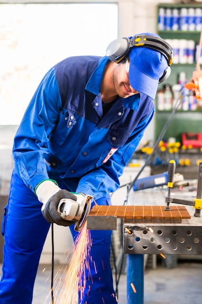 Handwerkersägen mit Scheibenschleifer