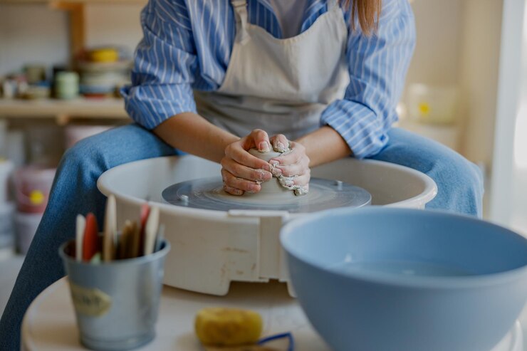 Foto handwerkliche töpferkunst die schöne kunst, auf dem töpferrad einzigartige tonwerke zu gestalten