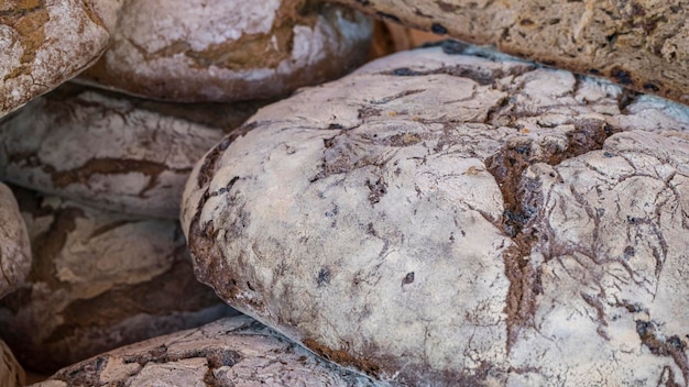 Handwerkliches Brot. Tisch mit Brotlaiben, die auf einem mittelalterlichen Jahrmarkt in Spanien von Hand hergestellt wurden