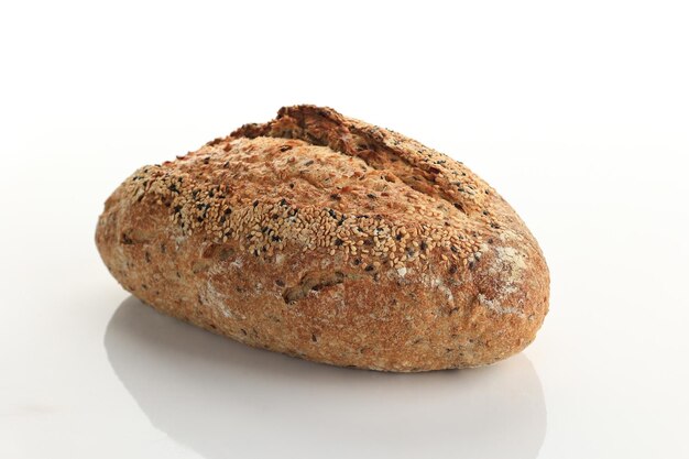 Handwerkliches Mehrkörnerbrot auf weißem Tisch