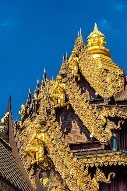 Handwerkskunst der asiatischen traditionellen Architektur. Wahrzeichen des Buddhismus