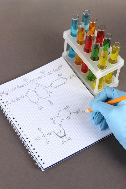 Handwissenschaftler schreiben Formeln